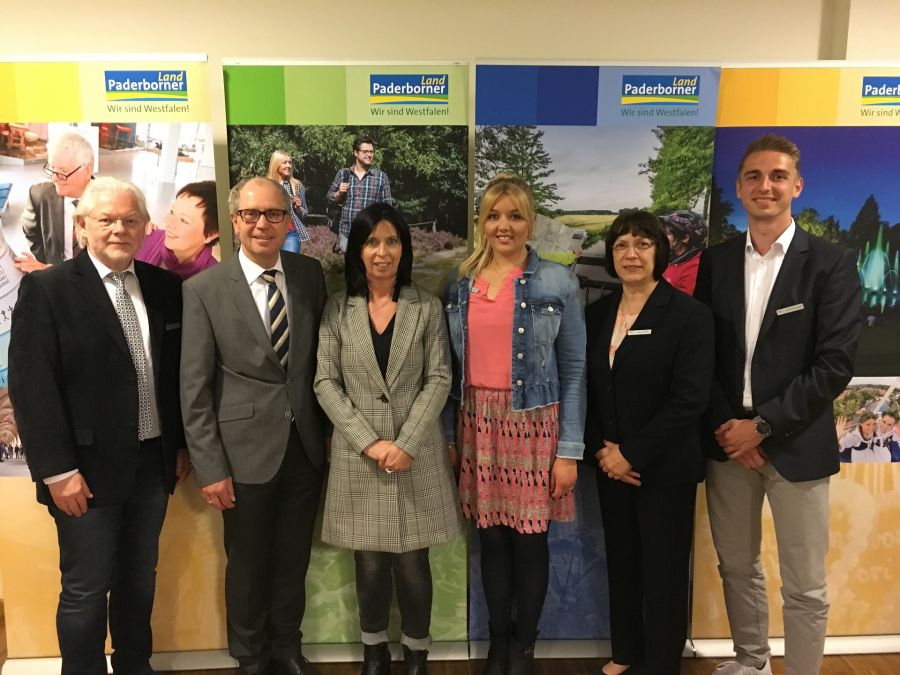 Das Team der Touristikzentrale Paderborner Land kann sich über ein sehr erfolgreiches Jahr 2017 freuen; v. l. n. r.: Geschäftsführer Herbert Hoffmann, Vorsitzender Landrat Manfred Müller, Anja Veith, Nadine Meier, Maria Kluthe, Dominik Bürger Foto (Kreis Paderborn, Herbert Hoffmann)